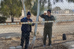 فنس های اطراف زمین چمن مصنوعی تعمیر گردید